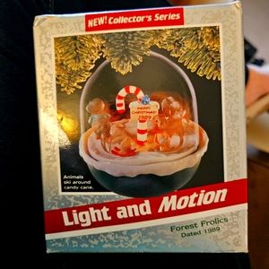 NIB 1989 HALLMARK KEEPSAKE MAGIC ORNAMENT, LIGHT AND MOTION